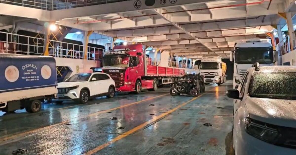 Makine arızası yapan feribot Avşa Adası’na yanaştı