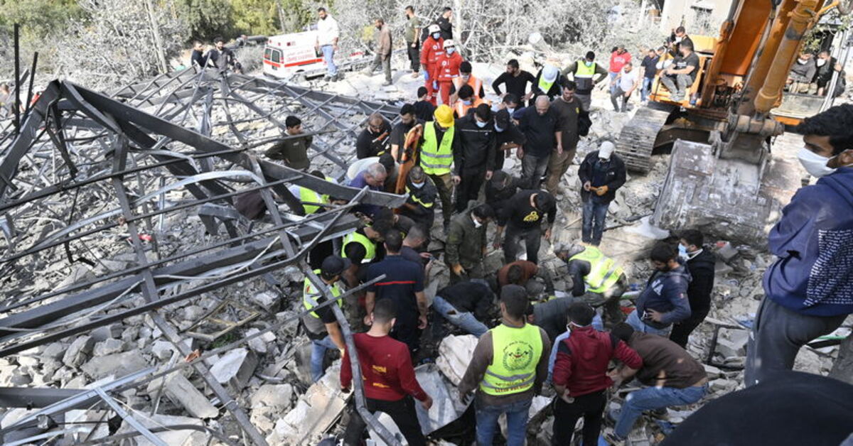 Lübnan’da İsrail saldırılarında yıkılan binalarda 43 kişi ölü bulundu