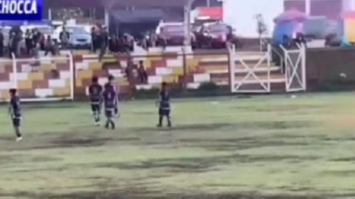 Peru’da sahaya düşen yıldırım oyuncuları yaktı: 1 ölü, 5 yaralı