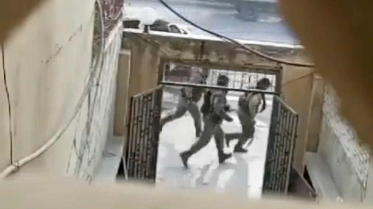 Suriye devriminde Esad askerlerinin Hama’dan kaçış anlarının görüntüsü